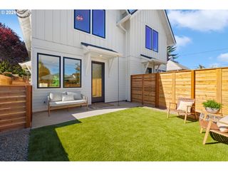 1522 Ne JARRETT St B, Portland, OR 97211