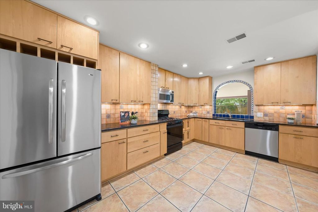 Image 11 of property listing at 4407 HIGHLAND AVE, Bethesda, MD 20814