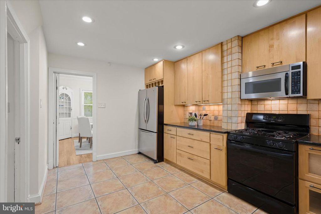 Image 12 of property listing at 4407 HIGHLAND AVE, Bethesda, MD 20814