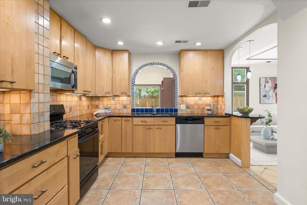 Image 13 of property listing at 4407 HIGHLAND AVE, Bethesda, MD 20814