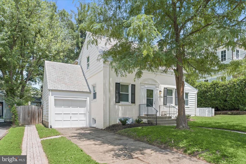 Image 2 of property listing at 4407 HIGHLAND AVE, Bethesda, MD 20814