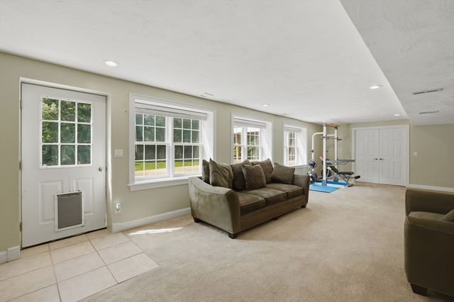 21 Manchester Pl, Natick, MA 01760