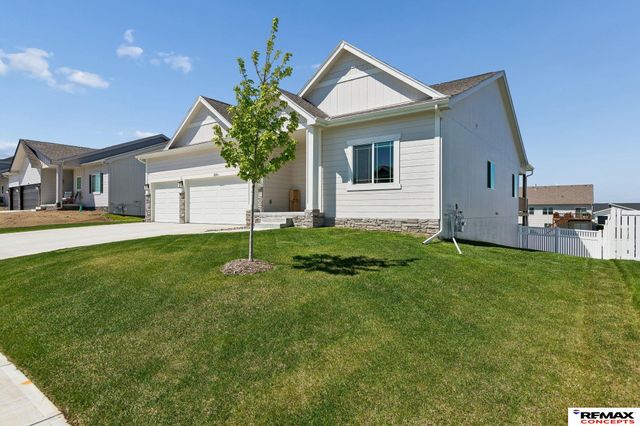 12104 S 107th Avenue, Papillion, NE 68046