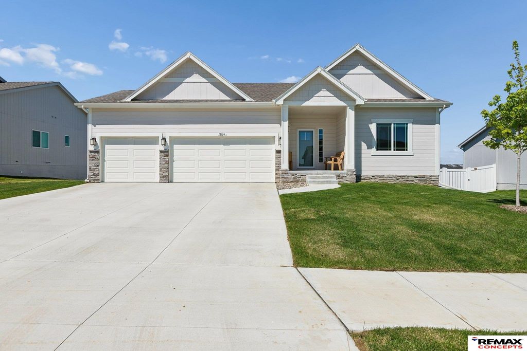 12104 S 107th Avenue, Papillion, NE 68046