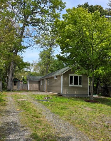 9 Laurelton Avenue, Selden, NY 11784