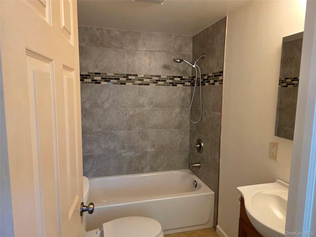 9 Laurelton Avenue, Selden, NY 11784