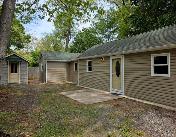 9 Laurelton Avenue, Selden, NY 11784