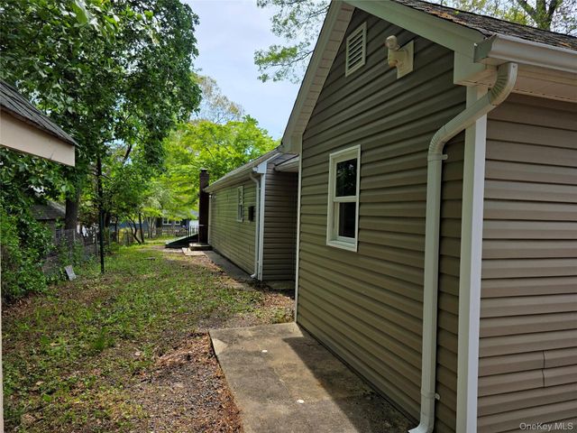 9 Laurelton Avenue, Selden, NY 11784