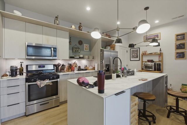 4177 W Belmont Avenue 002, Chicago, IL 60641