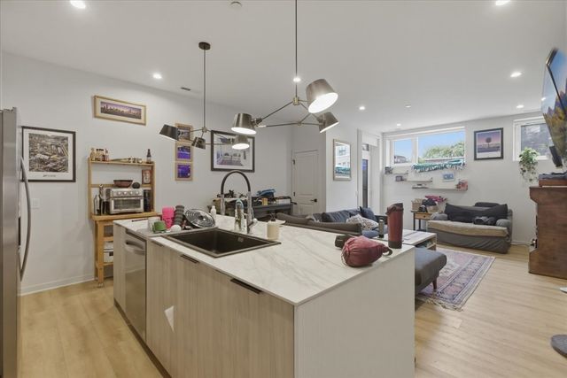 4177 W Belmont Avenue 002, Chicago, IL 60641
