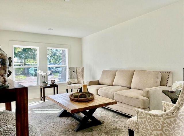 319 Wisteria Street, Lake Jackson, TX 77566