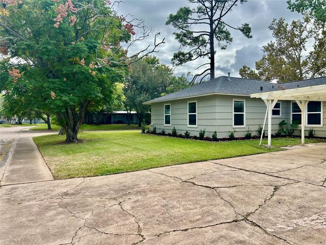 319 Wisteria Street, Lake Jackson, TX 77566