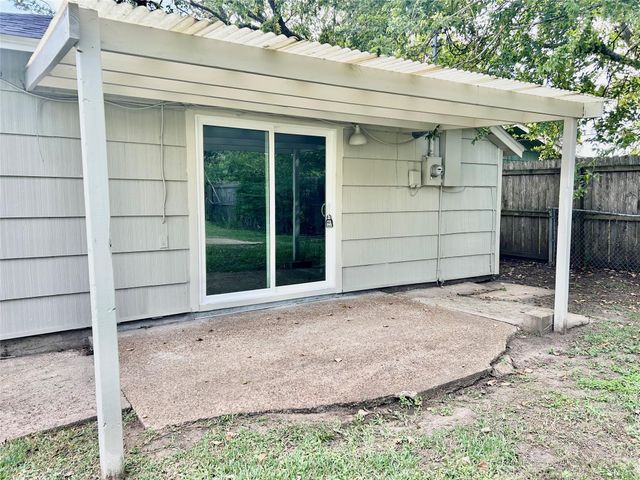 319 Wisteria Street, Lake Jackson, TX 77566