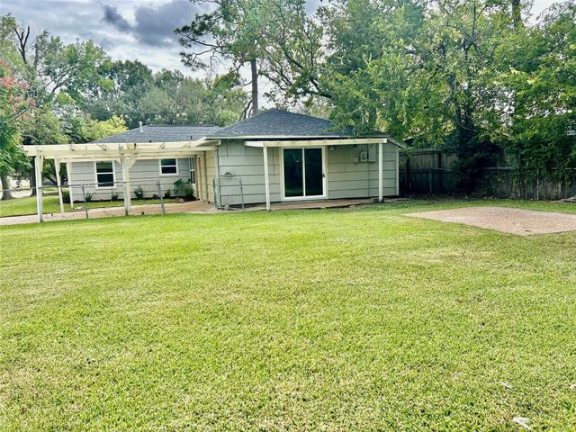319 Wisteria Street, Lake Jackson, TX 77566