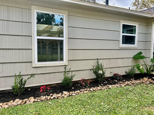 319 Wisteria Street, Lake Jackson, TX 77566