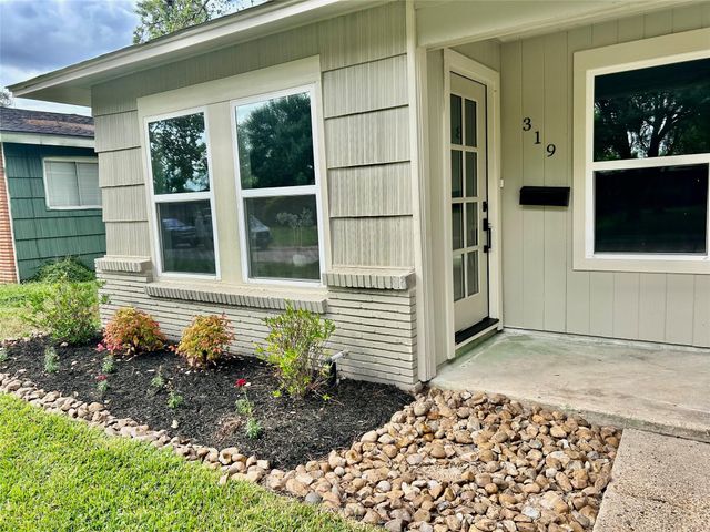 319 Wisteria Street, Lake Jackson, TX 77566