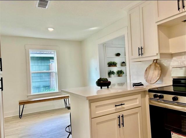 319 Wisteria Street, Lake Jackson, TX 77566