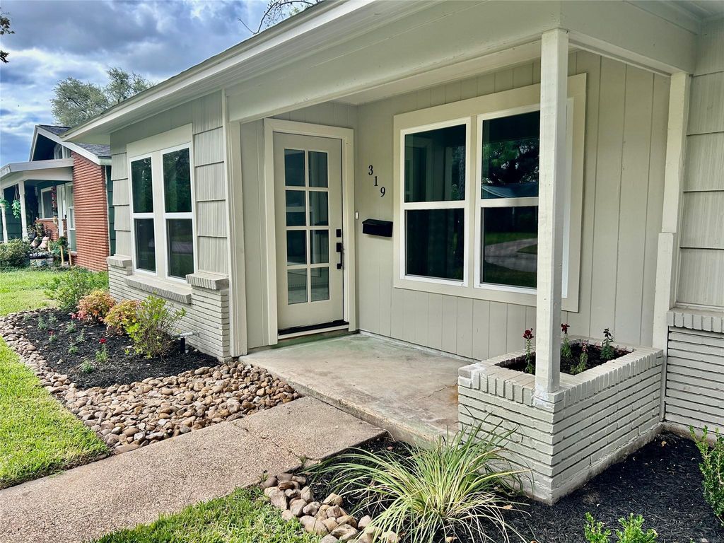 319 Wisteria Street, Lake Jackson, TX 77566