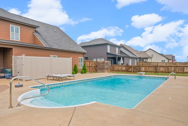 1104 Michaela Cir, Clarksville, TN 37043