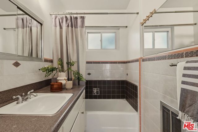 3907 Franklin Avenue, Los Angeles, CA 90027