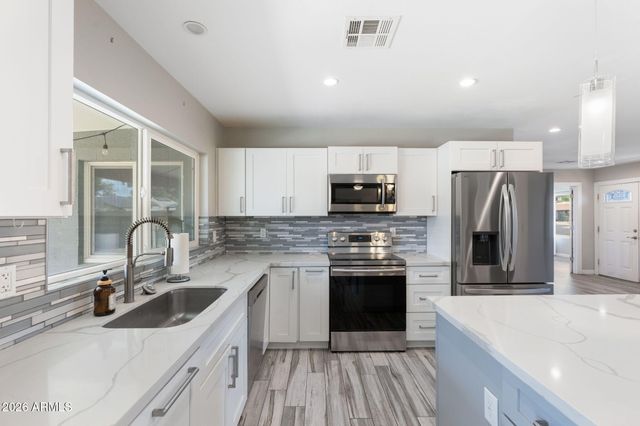 2418 W CALAVAR Road, Phoenix, AZ 85023