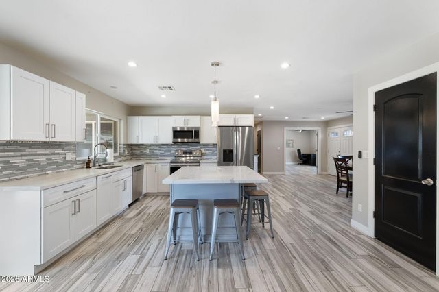 2418 W CALAVAR Road, Phoenix, AZ 85023