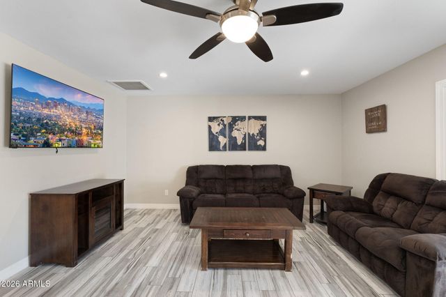 2418 W CALAVAR Road, Phoenix, AZ 85023