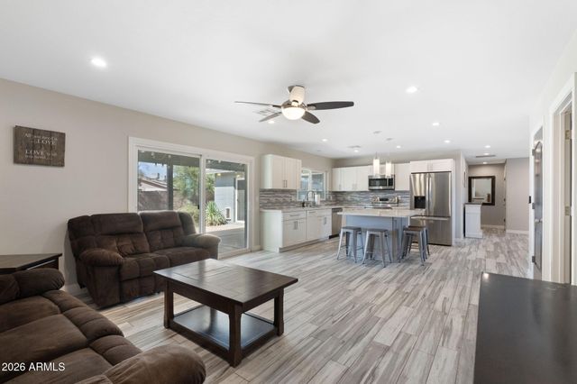 2418 W CALAVAR Road, Phoenix, AZ 85023