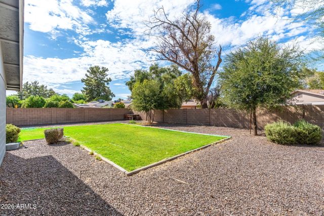 2418 W CALAVAR Road, Phoenix, AZ 85023