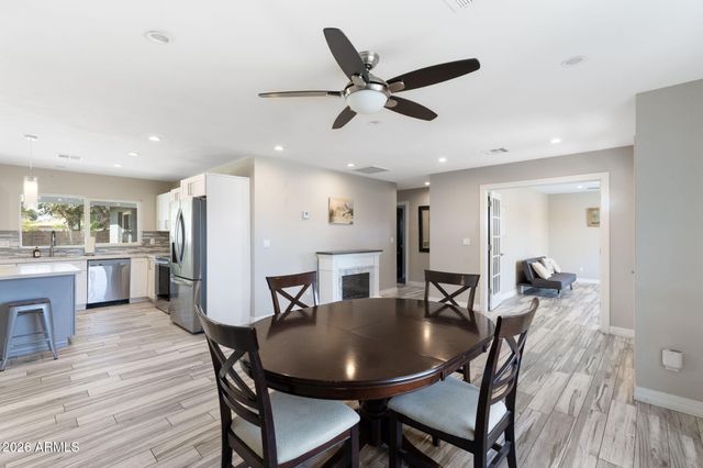 2418 W CALAVAR Road, Phoenix, AZ 85023