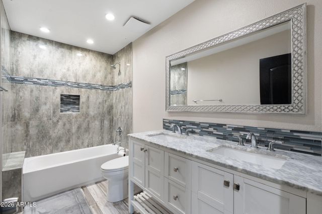 2418 W CALAVAR Road, Phoenix, AZ 85023