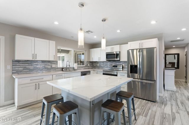 2418 W CALAVAR Road, Phoenix, AZ 85023