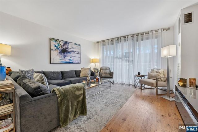 555 North Avenue 1V, Fort Lee, NJ 07024