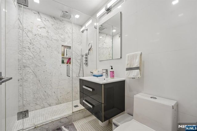 555 North Avenue 1V, Fort Lee, NJ 07024