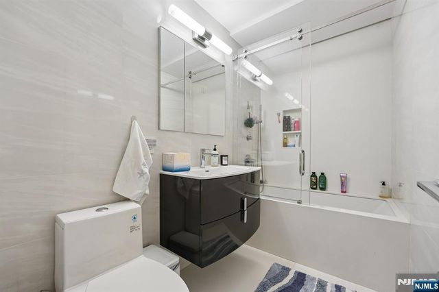 555 North Avenue 1V, Fort Lee, NJ 07024