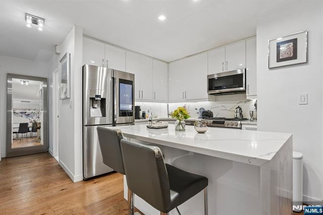 555 North Avenue 1V, Fort Lee, NJ 07024