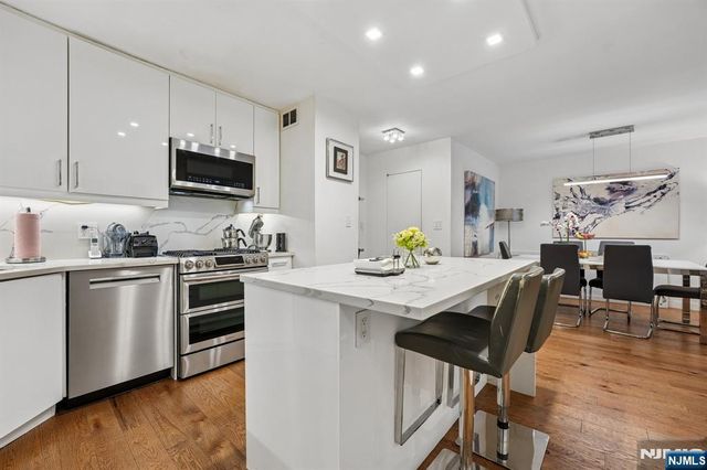 555 North Avenue 1V, Fort Lee, NJ 07024