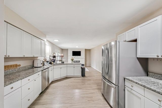 9060 N 86th STREET, Milwaukee, WI 53224