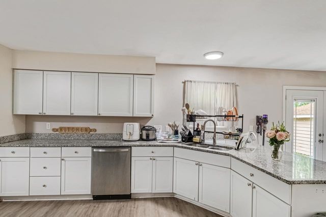 9060 N 86th STREET, Milwaukee, WI 53224