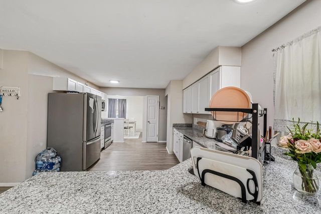 9060 N 86th STREET, Milwaukee, WI 53224