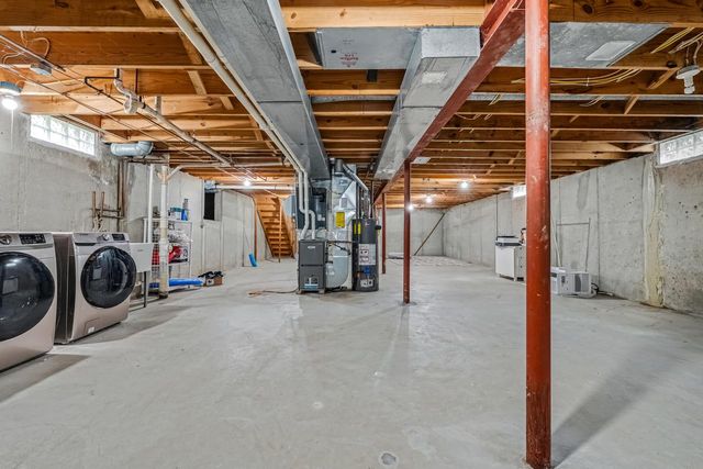 9060 N 86th STREET, Milwaukee, WI 53224