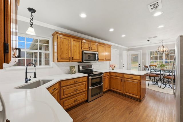 111 Hillside Drive E, Burleson, TX 76028