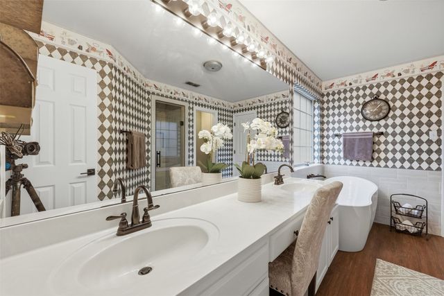 111 Hillside Drive E, Burleson, TX 76028