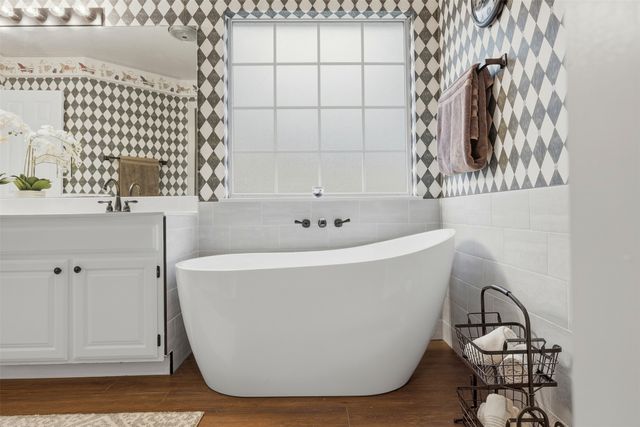 111 Hillside Drive E, Burleson, TX 76028