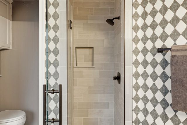 111 Hillside Drive E, Burleson, TX 76028