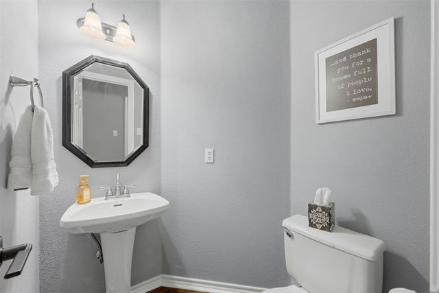 111 Hillside Drive E, Burleson, TX 76028