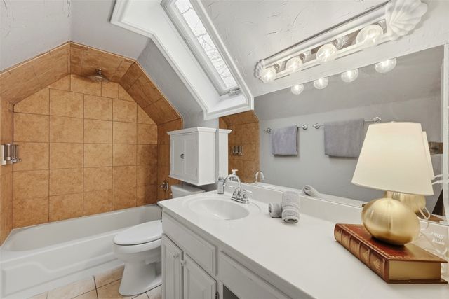 111 Hillside Drive E, Burleson, TX 76028