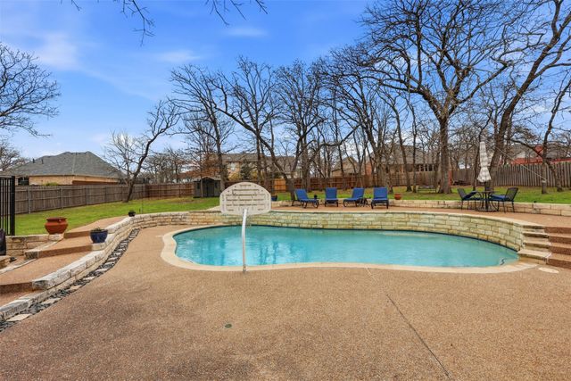 111 Hillside Drive E, Burleson, TX 76028