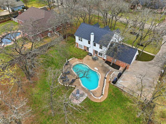 111 Hillside Drive E, Burleson, TX 76028