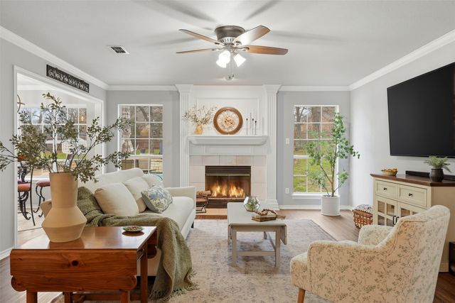 111 Hillside Drive E, Burleson, TX 76028